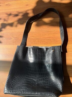 Guang Tong Black Croc-Embossed Shoulder Tote Bag